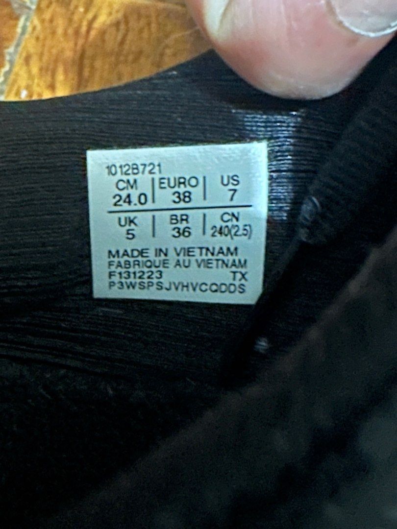 ASICS NOVABLAST 4 - WOMENS SIZE US 7 (Category: Sneakers) located in Manila. Submitted by preloved_thingys (Listing ID 1412050967, Image 2). Description: Asics Novablast 4 (WOMENS) Still in prestine condition Bought in Japan last year No box Pick up location: Pasay on Weekdays & Dasma Cavite on Weekends .