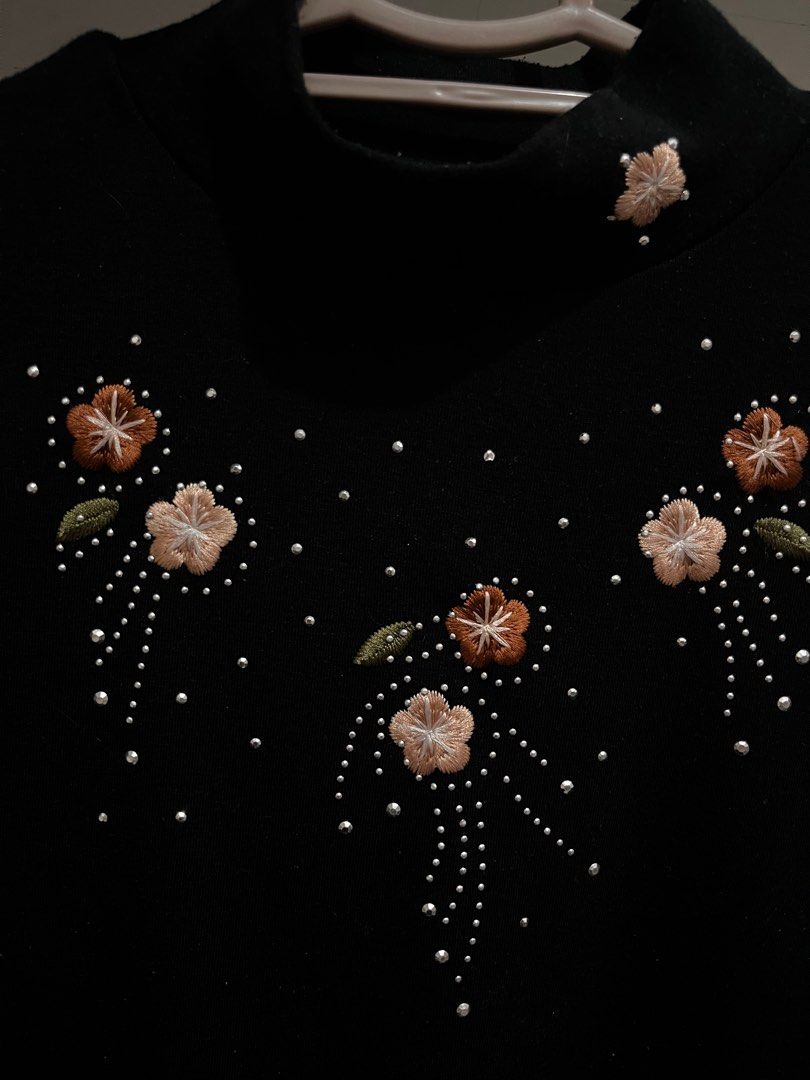 Black Vintage Floral Sequin Top (Category: Longsleeves) located in Legazpi City. Submitted by closetdeclutters111 (Listing ID 1412075033, Image 2). Description: size xs-med.