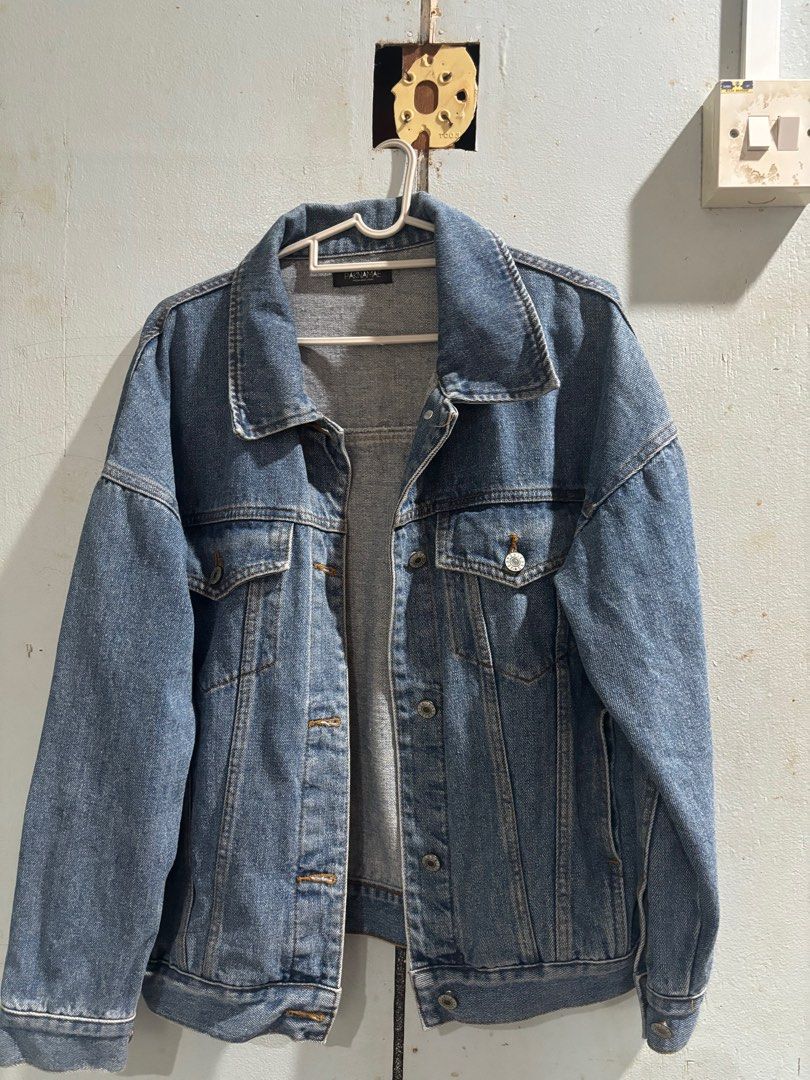 Denim Jacket (Category: Coats, Jackets and Outerwear) located in Beaufort. Submitted by nalyssas (Listing ID 1412011821, Image 1). Description: excluding postage.