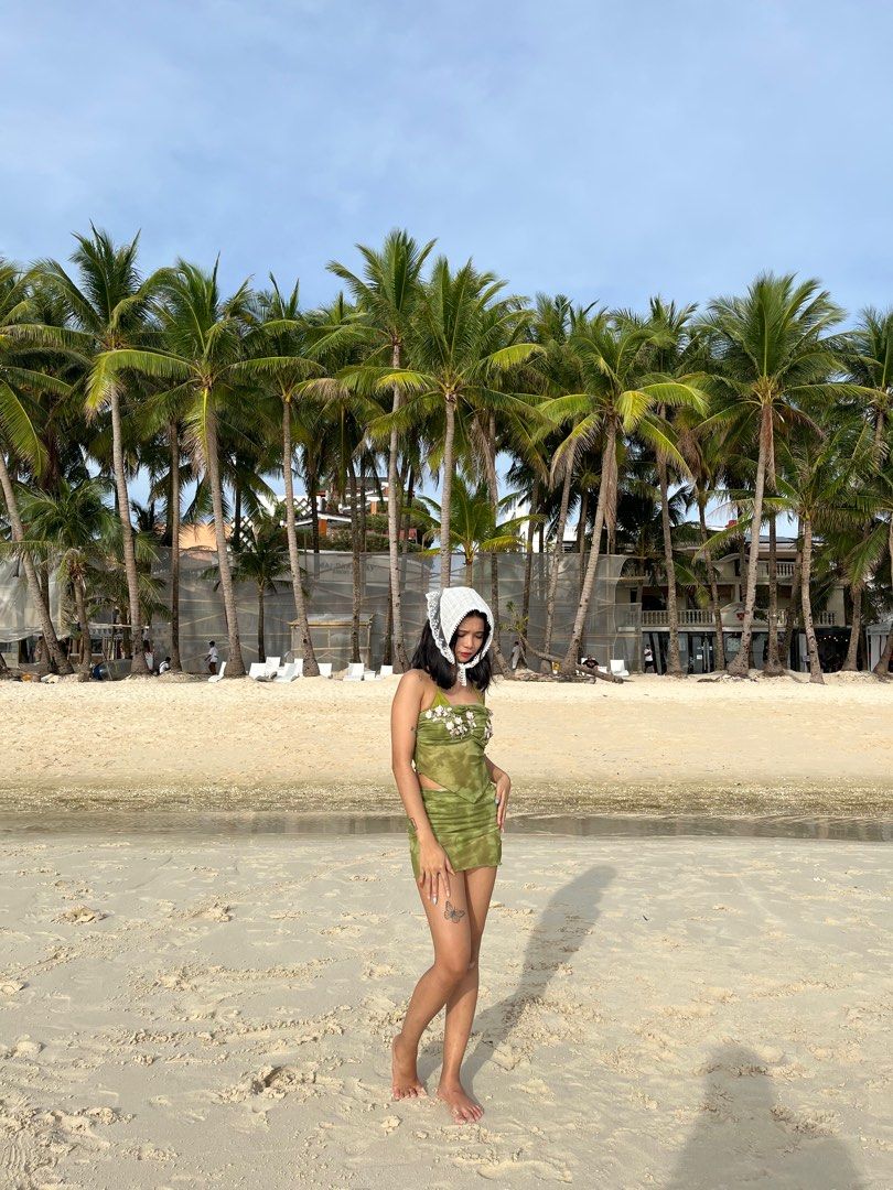 Elamini Green Strapless Dress Set (Category: Dresses) located in Manila. Submitted by colourblew (Listing ID 1412026806, Image 2). Description: Used once Xs- s .