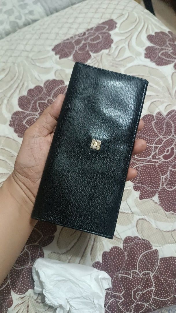 Elegance Paris Black Wallet in good condition (Category: Wallets & Card holders) located in La Trinidad. Submitted by leezhine (Listing ID 1412069960, Image 1). Description: - Brand: Elegance Paris - Color: Black - Features: Multiple card slots, clear ID window, snap closure - Design: Subtle logo detail, contrastng interior lining - Material: Textured, leather material. - Like new condition ( na store lang, unused). Slim type wallet..