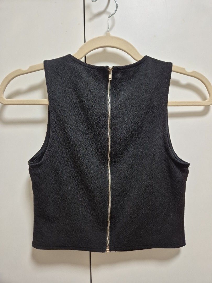 Forever 21 Black Sleeveless Crop Top (Category: Sleeveless) located in Antipolo. Submitted by declutteringkingking (Listing ID 1412015298, Image 3). Description: - Forever 21 sleeveless top - Black color - Zipper closure at the back - Textured fabric - Can be dressed up or down - Great for layering.