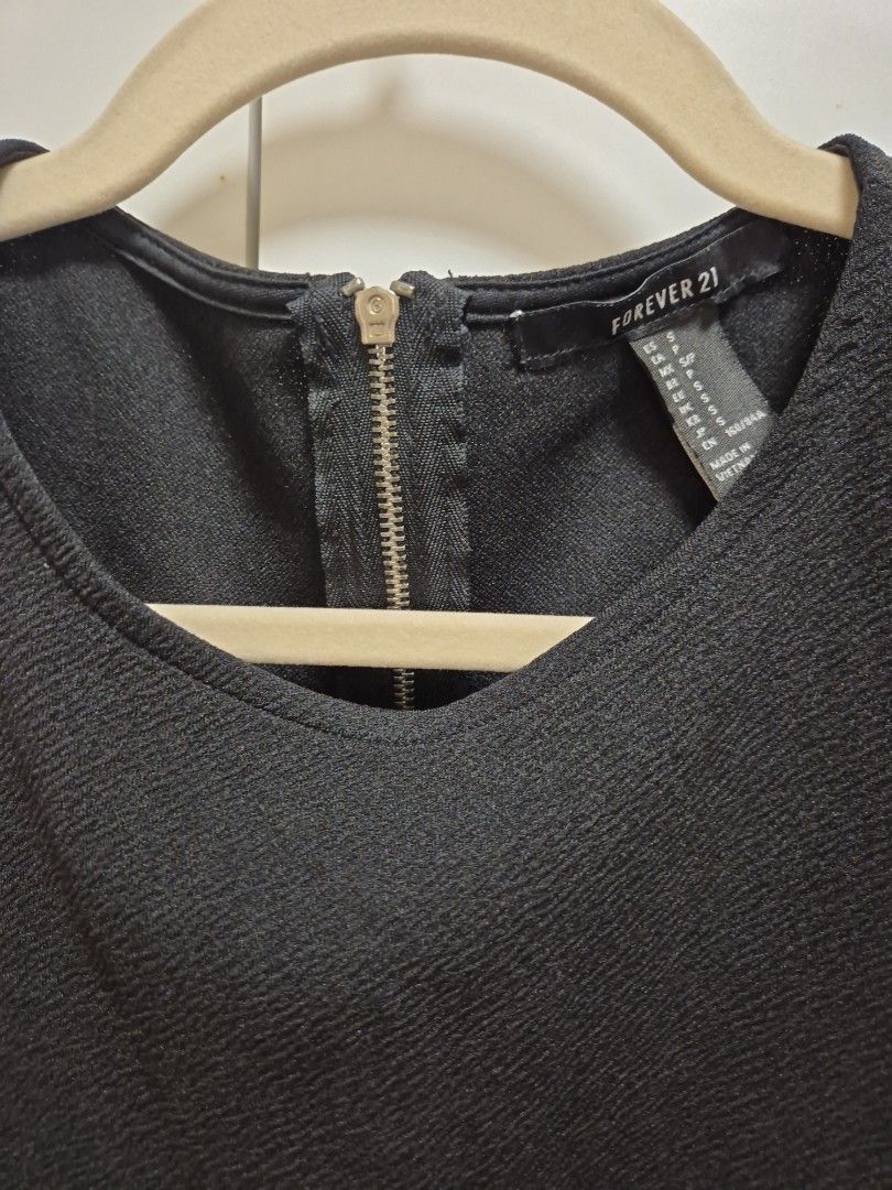 Forever 21 Black Sleeveless Crop Top (Category: Sleeveless) located in Antipolo. Submitted by declutteringkingking (Listing ID 1412015298, Image 2). Description: - Forever 21 sleeveless top - Black color - Zipper closure at the back - Textured fabric - Can be dressed up or down - Great for layering.