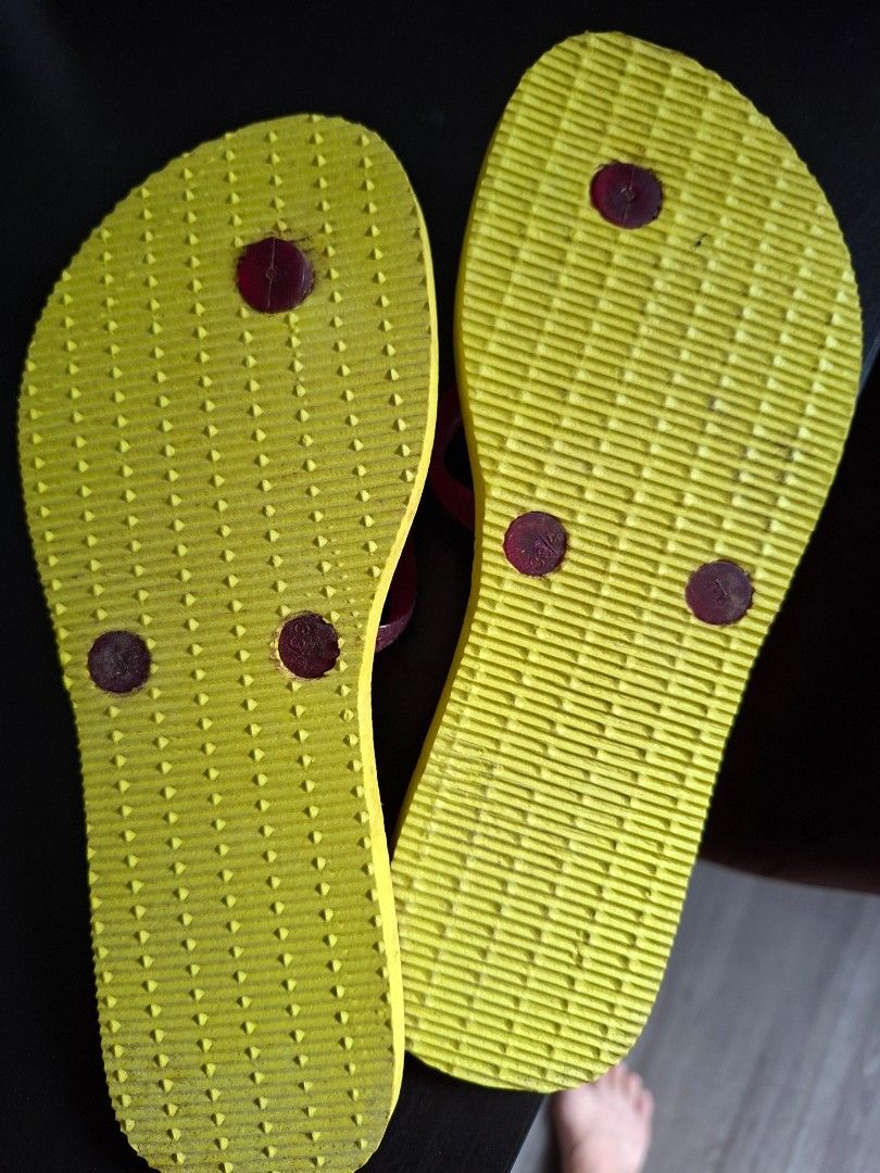 Havaianas Flip-Flops - Pink/Purple - Size 33/34 (Category: Flipflops and Slides) located in Singapore. Submitted by tehosd (Listing ID 1411969913, Image 3). Description: - Havaianas flip-flops - Size: 33/34 - Colour: Pink and purple gradient - Condition: brand new with clean soles (slightly dusty cos in bag for a while. will clean before deal) - Perfect for casual wear and the beach.