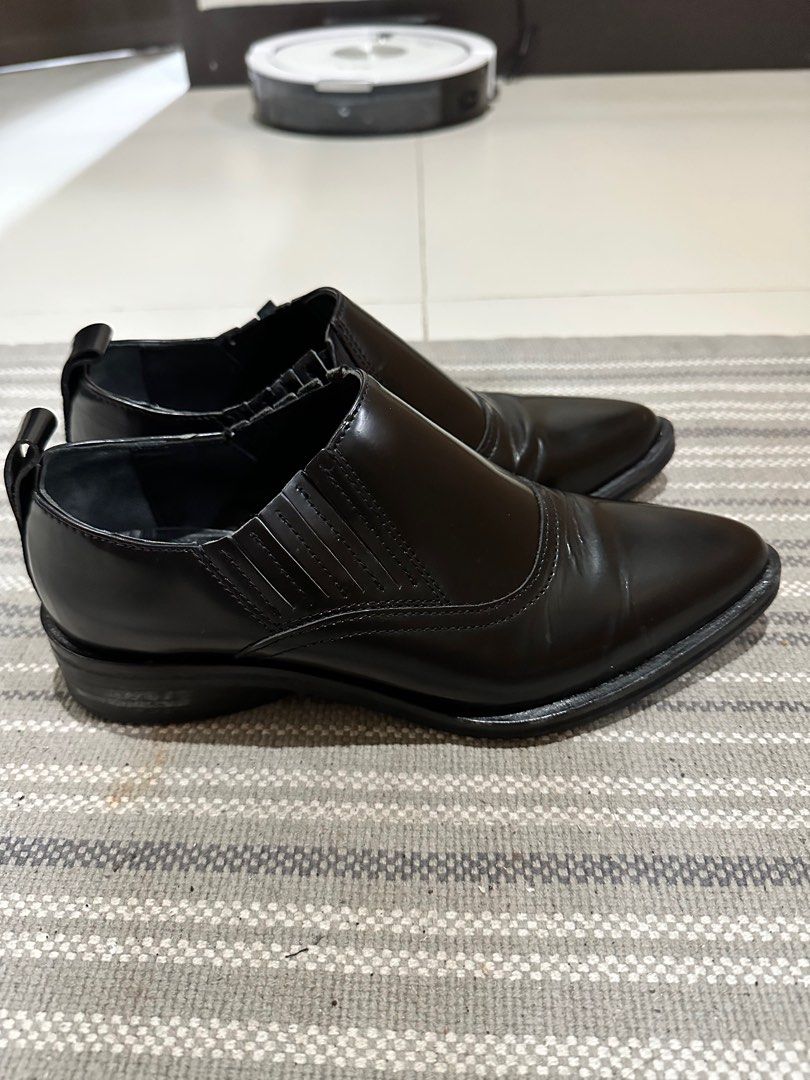 H&M Black Genuine Leather Shoes (Category: Heels) located in Quezon City. Submitted by alloriginalthrift (Listing ID 1412128406, Image 2). Description: - Original H&M black Genuine Leather shoes - Pointed toe design - Size US 7 - Elastic side panels - Sole shows wear - Made in Portugal.