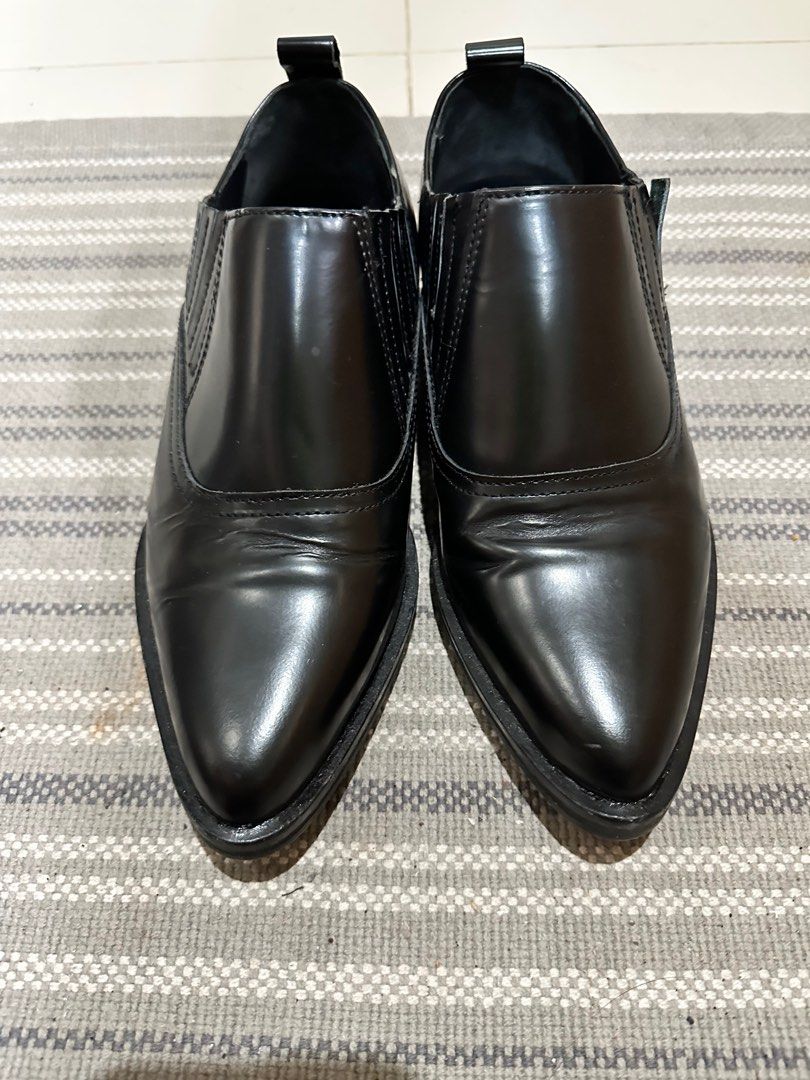 H&M Black Genuine Leather Shoes (Category: Heels) located in Quezon City. Submitted by alloriginalthrift (Listing ID 1412128406, Image 3). Description: - Original H&M black Genuine Leather shoes - Pointed toe design - Size US 7 - Elastic side panels - Sole shows wear - Made in Portugal.