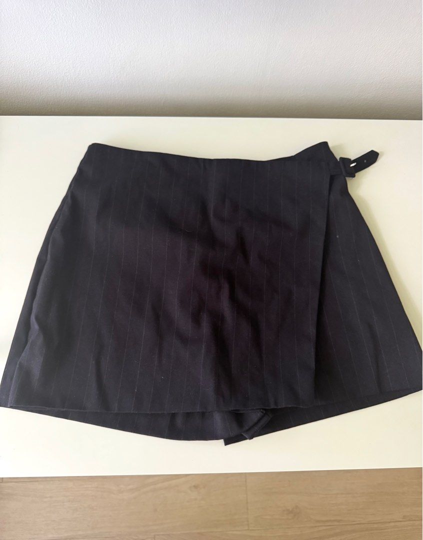 H&M Black Skort (Category: Other Bottoms) located in Muntinlupa City. Submitted by alexstufff (Listing ID 1411990433, Image 1). Description: Used only once. Still in new condition RFS: Already have something similar .
