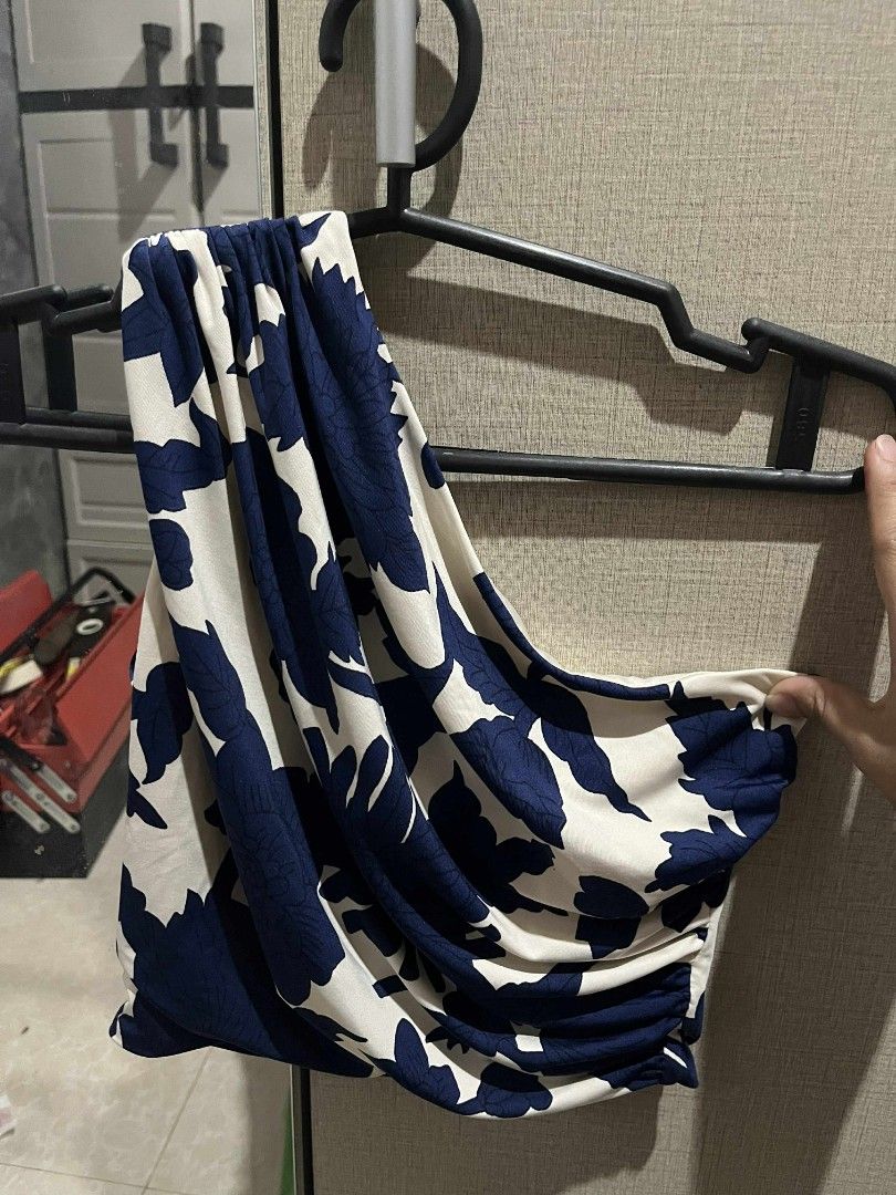 H&M Floral One Shoulder Too (Category: Others Tops) located in Lipa City. Submitted by riz022 (Listing ID 1411961946, Image 1). Description: fits xs-small a bit stretchy 350.