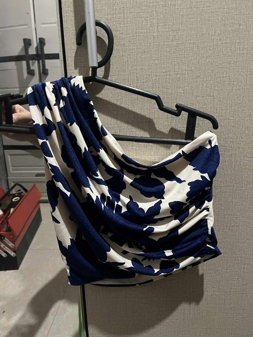 H&M Floral One Shoulder Too (Category: Others Tops) located in Lipa City. Submitted by riz022 (Listing ID 1411961946, Image 2). Description: fits xs-small a bit stretchy 350.