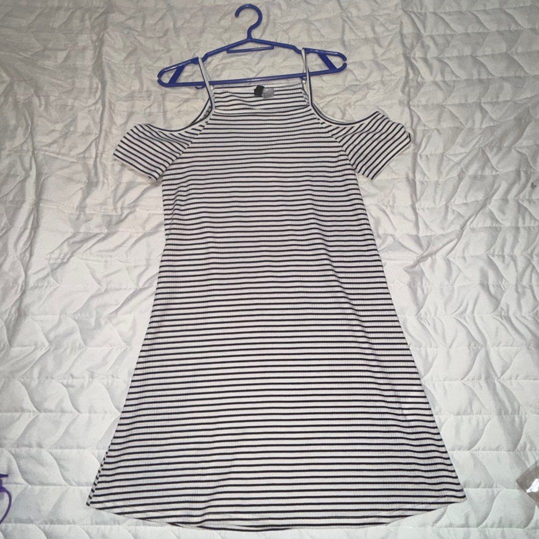 H&M Halter Off Shoulder Dress (Category: Dresses) located in Bacoor. Submitted by heyise (Listing ID 1412137417, Image 1). Description: .