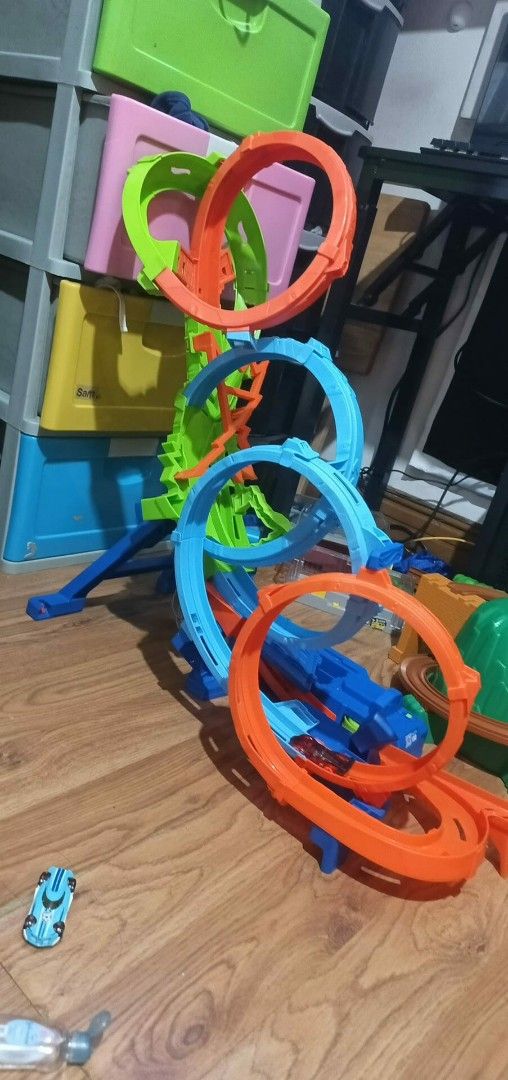 Hot Wheels Track Set 4 loop crash (Category: Action & Battle Toys) located in Antipolo. Submitted by bryangalero18 (Listing ID 1412050973, Image 1). Description: - Hot Wheels track set - Features loops and a launcher - Includes a blue toy car - Made of colorful plastic - Ready for racing fun! Lalamove.