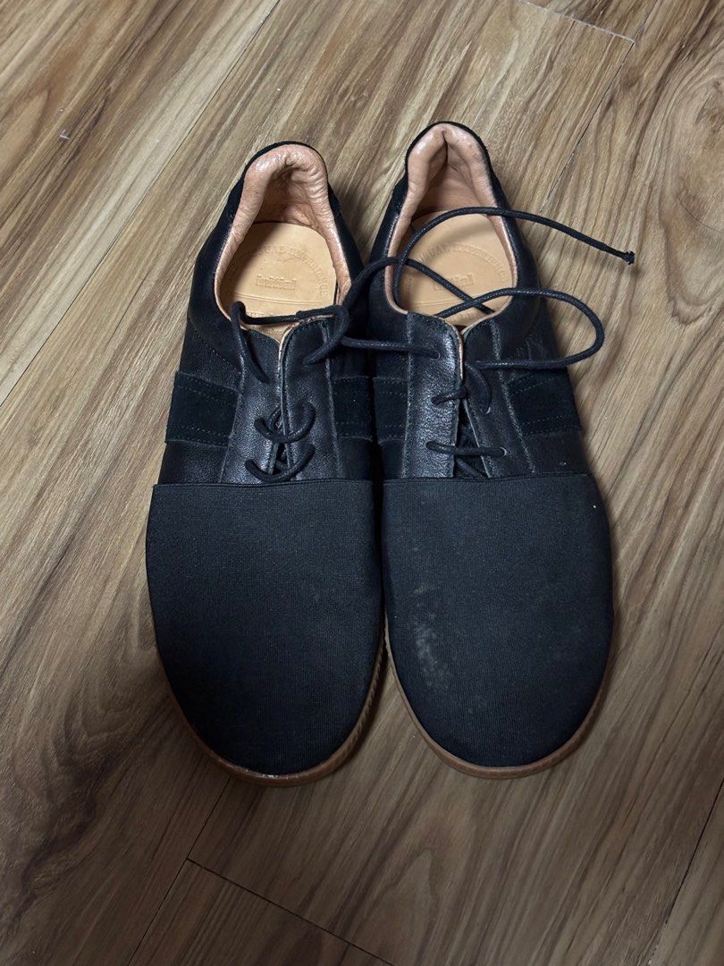 Initial Genuine Leather Shoes (Category: Flats & Sandals) located in Taguig. Submitted by johns_stuff (Listing ID 1412095648, Image 1). Description: Unsure about size but looks like it’s for women All context is in the provided photos Brand is located in Hong Kong .
