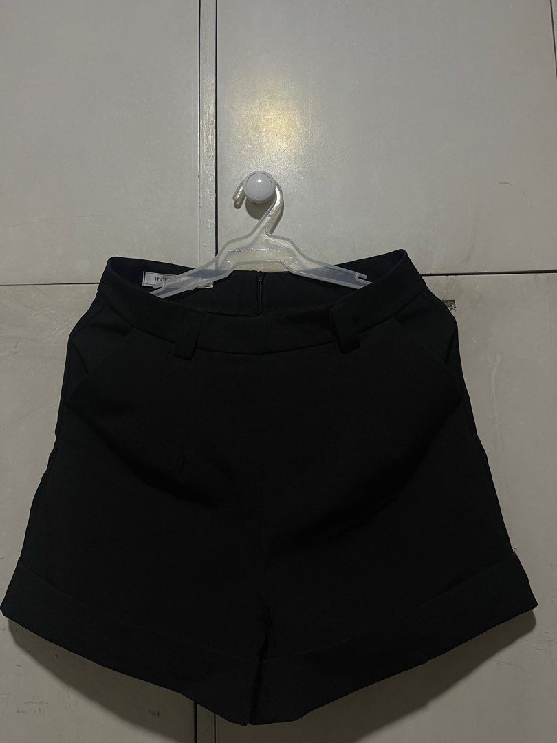 Intrend Black Shorts - Size L (Category: Shorts) located in Quezon City. Submitted by lespyjamas (Listing ID 1411993327, Image 1). Description: - Intrend black shorts - Size: L - Classic high-waist design - Zipper closure - Comfortable fabric - Suitable for casual and dressy occasions.