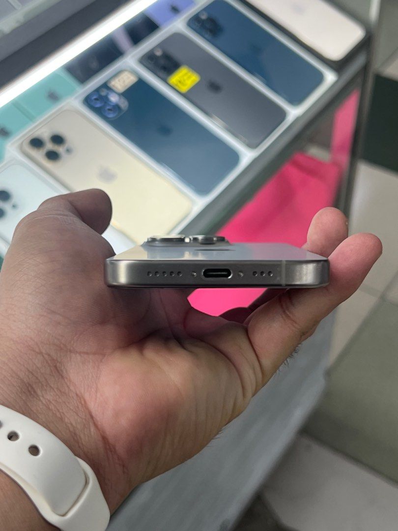 IPHONE 15 PRO 256GB OPENLINE (Category: iPhone 15 Series) located in San Juan City. Submitted by dokiee2001 (Listing ID 1412068238, Image 2). Description: IPHONE 15 PRO 256 GB COMES WITH- ORIG BOX CABLE CASE TEMPERED GLASS OPEN FOR SWAP.