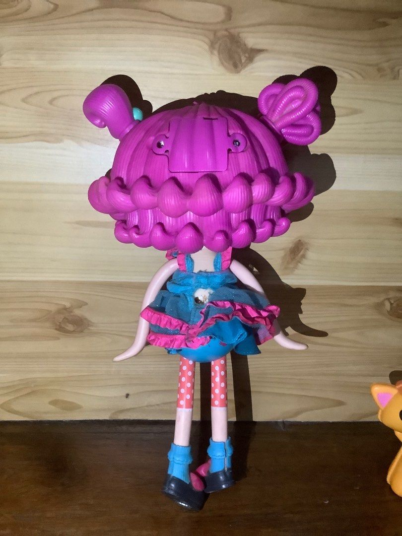 Lalaloopsy | Star Harmony B. Sharp | READ DESCRIPTION (Category: Kids Toys) located in Cauayan City . Submitted by iv0_ry (Listing ID 1412110472, Image 3). Description: •No stand, hat, and 3 other hairs (See in the pictures) •Pet included (it makes a sound when you shake it!) •Needs cleaning + restoration - I dont know what happened to the back of her head🥹 •Open for reservations! •no last price☹️ •No returns/refunds (This doll includes batterie