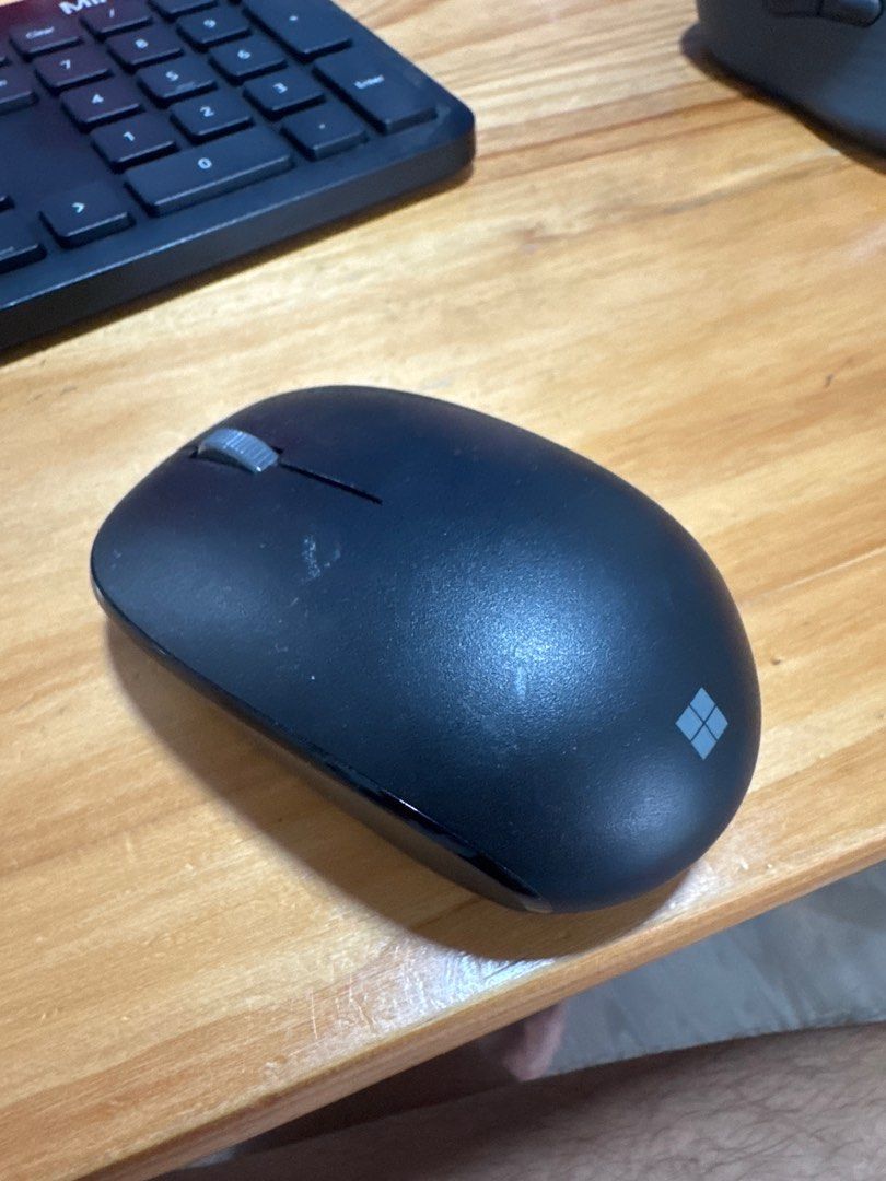 Microsoft Wireless Mouse (Category: Mouse & Mousepads) located in Singapore. Submitted by neverrunalone (Listing ID 1411989705, Image 1). Description: - Microsoft wireless mouse - In good working condition - Tested and functional - Requires batteries - Suitable for everyday tasks https://www.microsoft.com/en-us/d/microsoft-bluetooth-desktop-for-business/8mhwlx32991h?activetab=pivot:overviewtab.