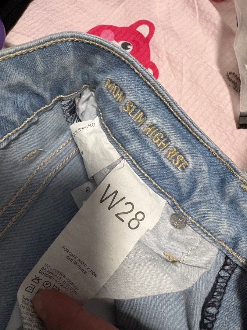 Mossimo Mom High Rise Jeans (Category: Jeans) located in Mandaluyong City. Submitted by macopa_10 (Listing ID 1412135908, Image 3). Description: FOR SALE Mossimo Mom High Rise Jeans Waist Size 28 Stretch 📍Mandaluyong 💳 GCash, GoTyme.