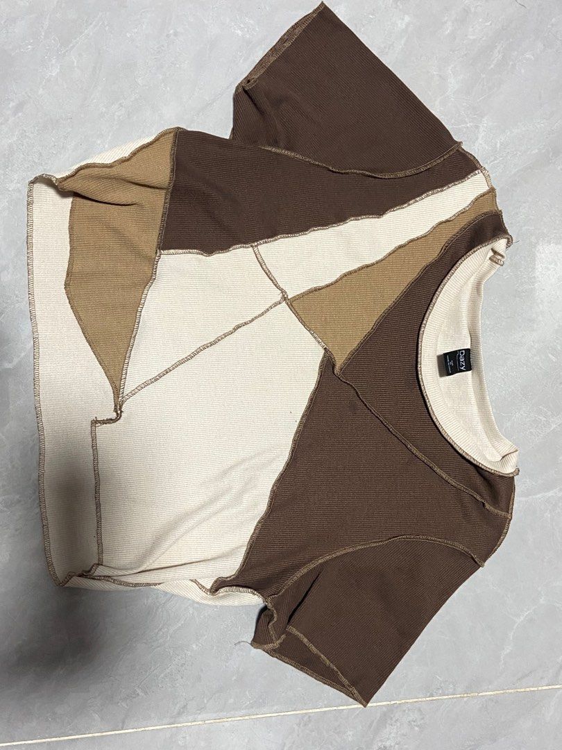 Patchwork Crop Top （分類：T-shirt）位於 Hong Kong。 由 jell_2 提交（商品編號 1412059417，圖片 1）。簡介： Crop top features a unique patchwork design with various shades of brown and cream. It has a round neckline and short sleeves. The stitching is visible, adding to the design. 。