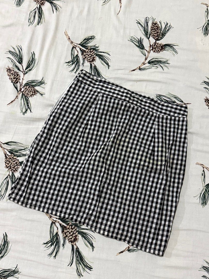 Petite Pencil Skirt (Category: Skirts) located in Bacolod City. Submitted by sccoldbrew (Listing ID 1412074171, Image 2). Description: Never used. See stain on last photo.