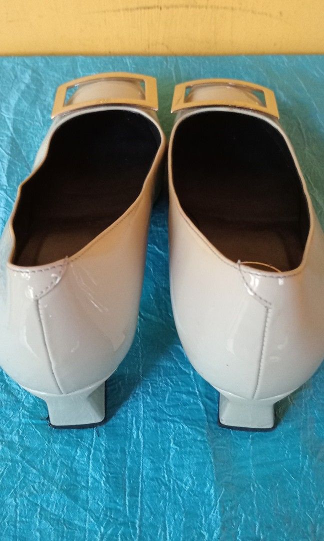 Roger vivier (Category: Sneakers & Footwear) located in Cebu City. Submitted by 19baldo73 (Listing ID 1412016822, Image 3). Description: Roger vivier size 36 as new condition no issue.