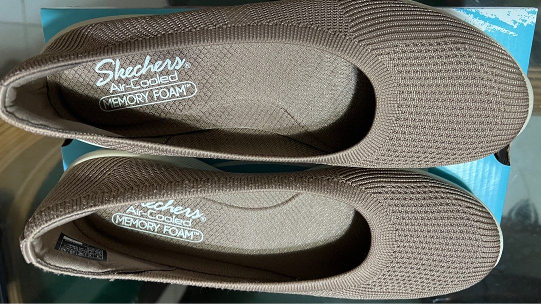 Skechers for Women (Category: Slippers and slides) located in Antipolo. Submitted by eppcom (Listing ID 1411966748, Image 2). Description: Brand New Size 9 Never been used RFS: wrong size Fix Price at 2k.