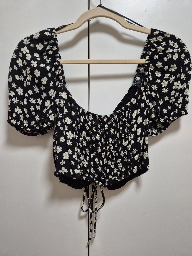 Stradivarius Floral puff sleeve blouse (Category: Sleeveless) located in Antipolo. Submitted by declutteringkingking (Listing ID 1412012389, Image 3). Description: - Stradivarius top - Size: S - Color: Black with white floral pattern - Design: Gathered detailing and adjustable ties - Made in Morocco.