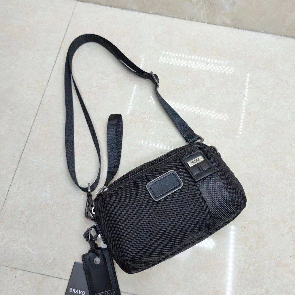 Tumi Bravo Crossbody Bag (Category: Sling Bags) located in Manila. Submitted by luckymike059973 (Listing ID 1412006297, Image 2). Description: Tumi shoulder bag and clutch bag 2 in 1 Bnew .