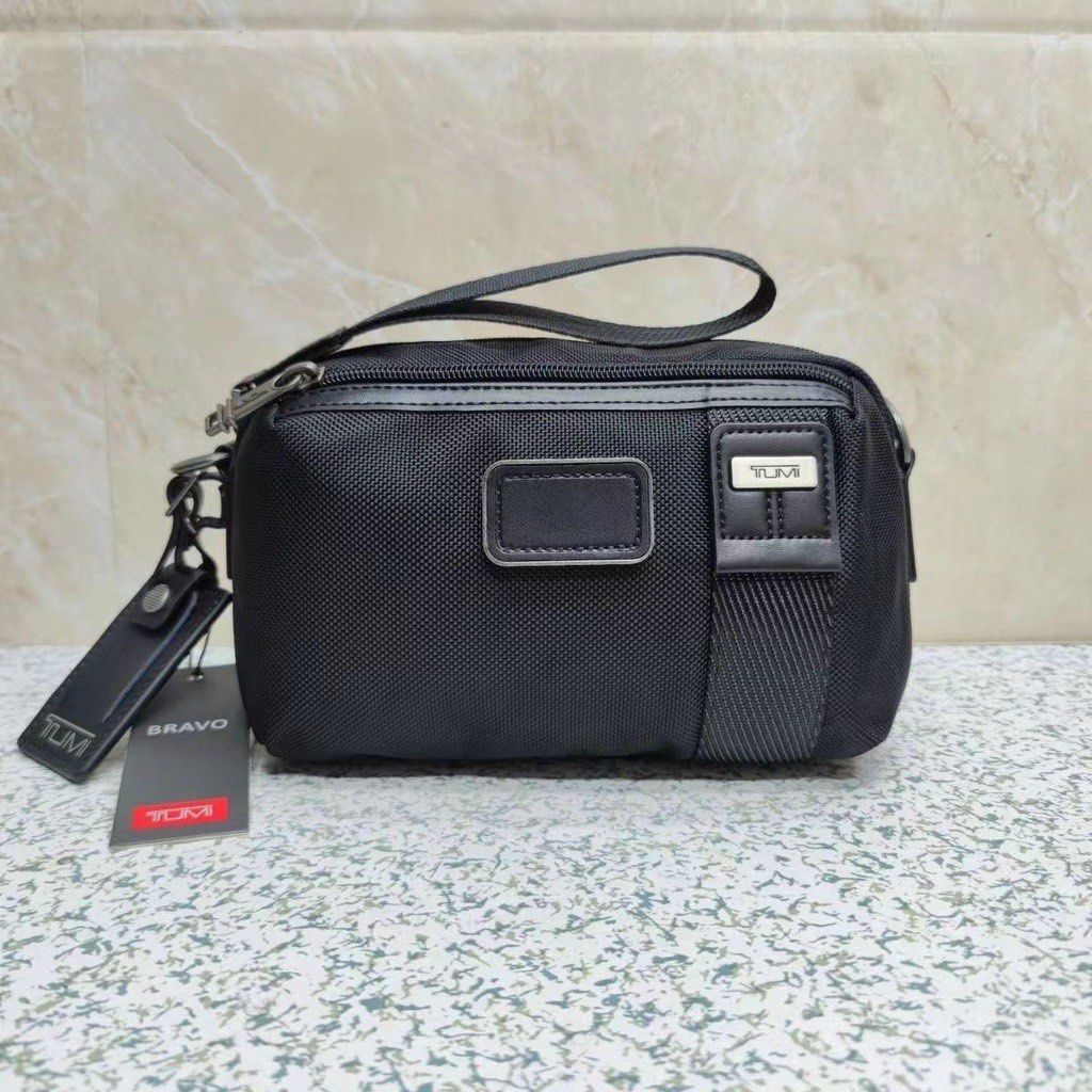 Tumi Bravo Crossbody Bag (Category: Sling Bags) located in Manila. Submitted by luckymike059973 (Listing ID 1412006297, Image 3). Description: Tumi shoulder bag and clutch bag 2 in 1 Bnew .