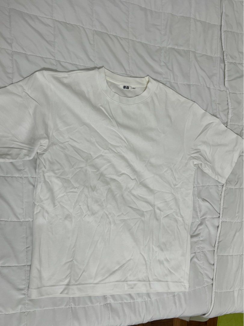 Uniqlo White T-shirt (Category: Tshirts & Polo Shirts ) located in Quezon City. Submitted by biancaaaax (Listing ID 1412055030, Image 1). Description: Shipping c/o buyer .