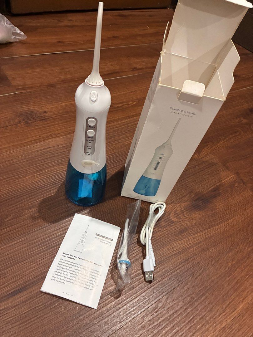 Water Floss (Category: Oral Care) located in Pasig City. Submitted by lisaaa7 (Listing ID 1411967626, Image 2). Description: Water floss Complete set with charger and nozzles Rfs: change of preference.