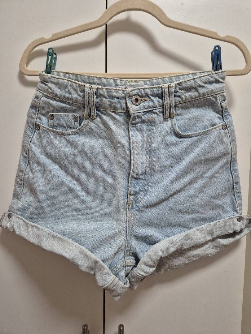 Zara Light Wash Denim Shorts (Category: Shorts) located in Antipolo. Submitted by declutteringkingking (Listing ID 1412022220, Image 1). Description: - Zara light blue denim shorts - Button closure - Front and back pockets - Rolled hem - Size tag visible - Perfect for casual wear.