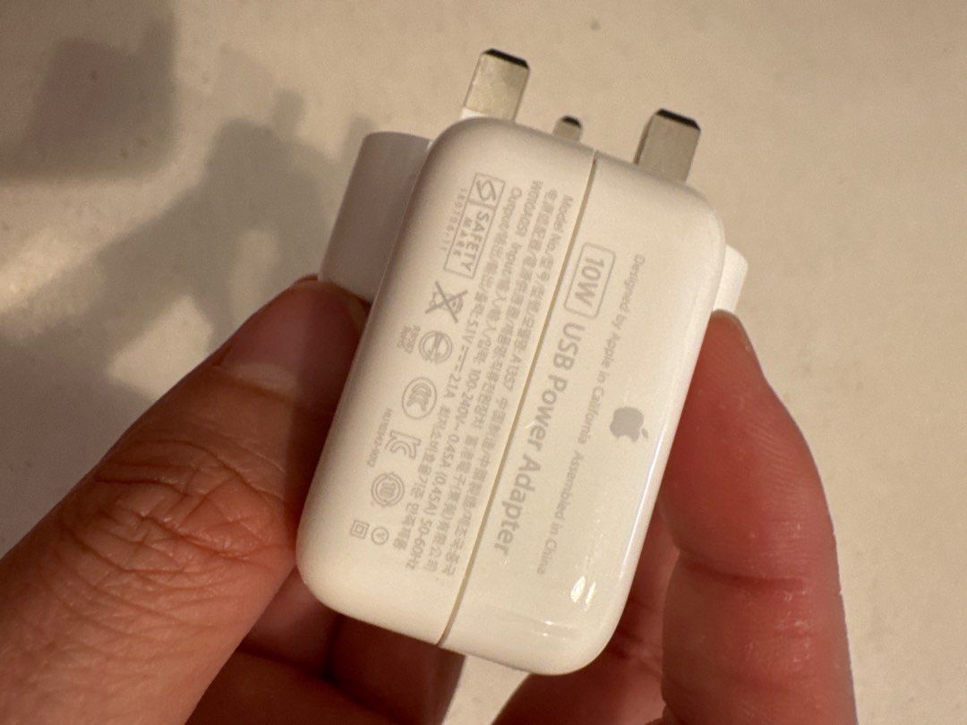2 genuine Apple chargers406048329182760960