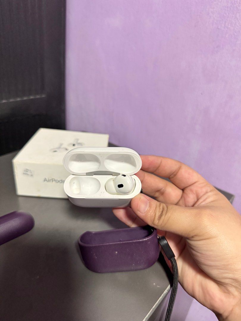 Apple AirPods Pro 2 Right Bud and Case only - 2nd Hand (Category: Earphones) located in Quezon City. Submitted by klmrcln (Listing ID 1412224164, Image 3). Description: - APPLE AIRPODS 2 Right Bud and Case ONLY - 2nd Hand - with minor Scratches RFS: Lost Left bud Loc: Quezon City Willing to meet up around QC only. Slightly Nego. Thank you..