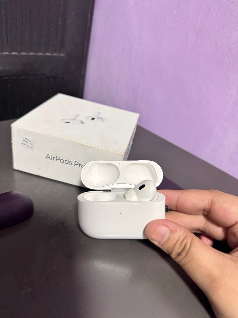 Apple AirPods Pro 2 Right Bud and Case only - 2nd Hand (Category: Earphones) located in Quezon City. Submitted by klmrcln (Listing ID 1412224164, Image 2). Description: - APPLE AIRPODS 2 Right Bud and Case ONLY - 2nd Hand - with minor Scratches RFS: Lost Left bud Loc: Quezon City Willing to meet up around QC only. Slightly Nego. Thank you..