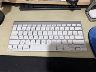 Apple Magic Keyboard Bluetooth Keyboard (1st Generation) with Battery Installed 🔋 (no bargaining; final sale)
