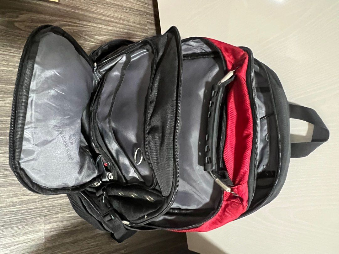 Backpack (Category: Backpacks) located in Singapore. Submitted by yun0410 (Listing ID 1412204975, Image 3). Description: Size 50×40×20cm.