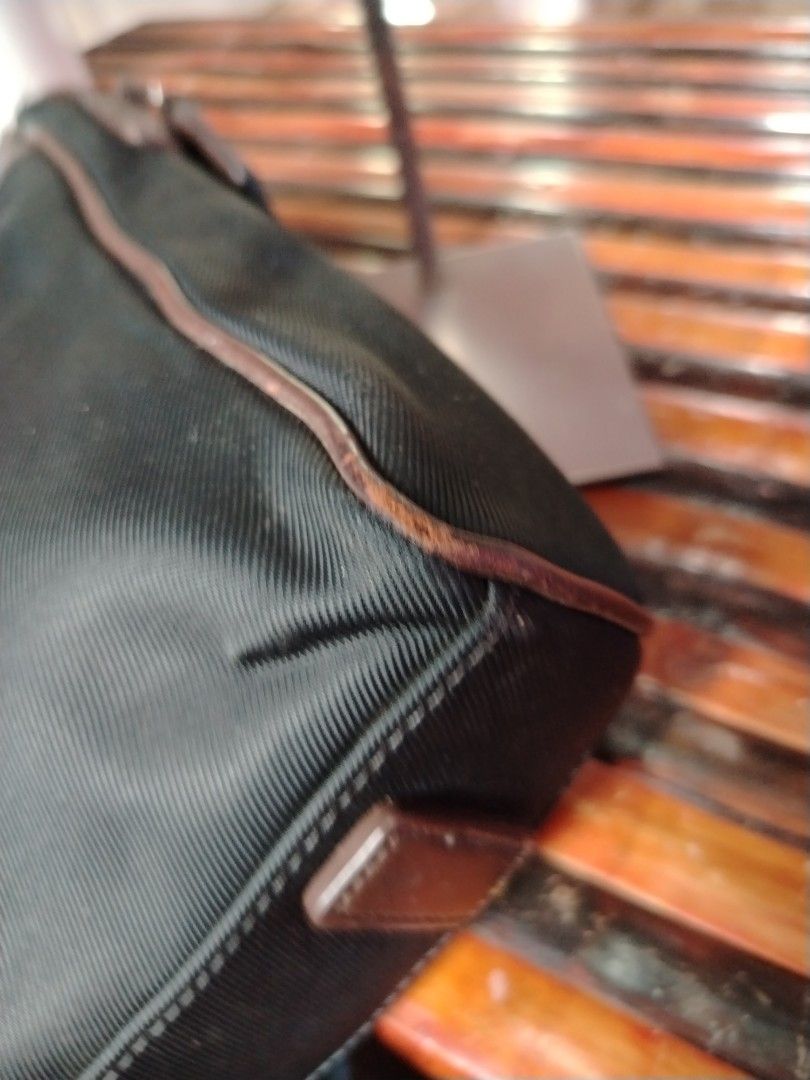BEANPOLE SLING BAG (Category: Luxury Bags & Wallets) located in Tagum. Submitted by mjprelovedbags2020 (Listing ID 1412169252, Image 3). Description: Orig beanpole with flaws nasa pic na pang lalaki kasya ipad all sizes.