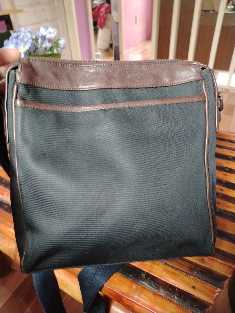 BEANPOLE SLING BAG (Category: Luxury Bags & Wallets) located in Tagum. Submitted by mjprelovedbags2020 (Listing ID 1412169252, Image 2). Description: Orig beanpole with flaws nasa pic na pang lalaki kasya ipad all sizes.