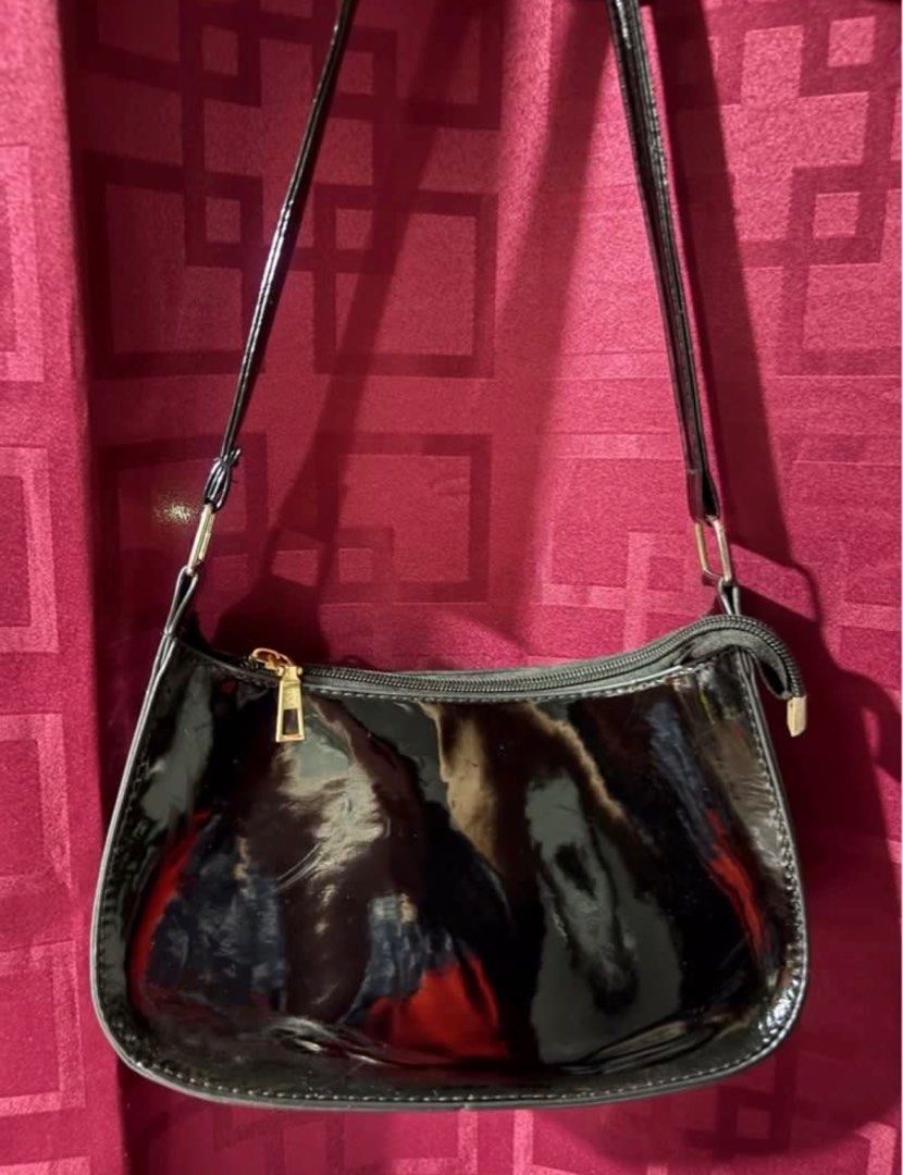 Black Shoulder Bag (Category: Shoulder Bags) located in Rizal. Submitted by _notkendall (Listing ID 1412307974, Image 1). Description: ufs | lfb 🫶✨ Black Shoulder Bag - once lang nagamit mop : gotyme mod : lalamove/grab/j&t loc : taytay rizal .