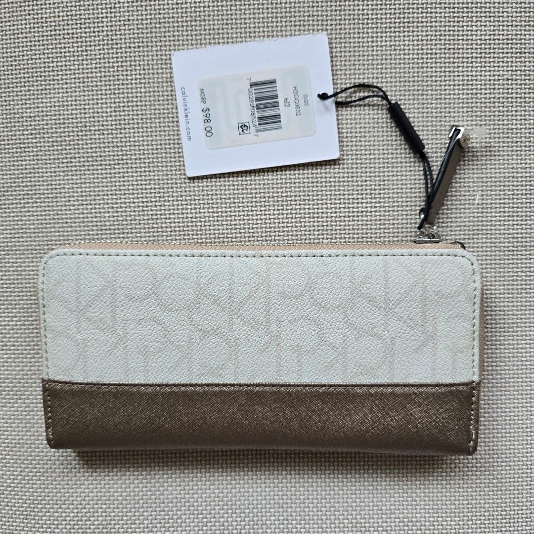 BNWT Calvin Klein Monogram Wallet (Category: Wallets & Card holders) located in Quezon City. Submitted by ahlexaa (Listing ID 1412191189, Image 3). Description: Brand: Calvin Klein Size: NA Color: Brown/Beige Usage: Brand New With Tags Flaws: None RFS: Got as a gift, not my style Original Price: 98 USD/ ~ 5500 PHP 💸 Payments via Gcash only 🚚 Shipping from QC, via Grab/Lalamove, Gogoexpress. Fee c/o buyer ❌️ No returns or exchanges. All sales ar