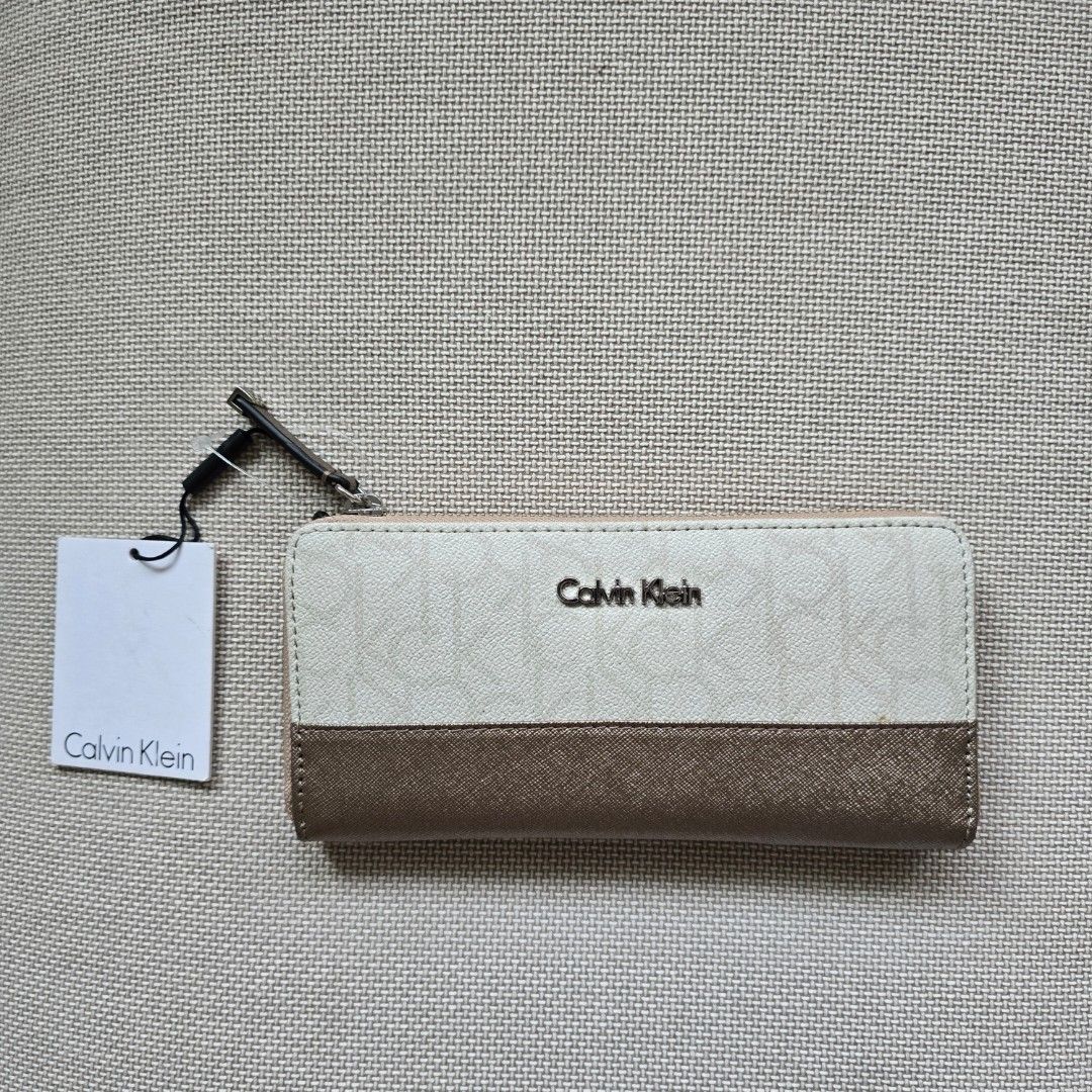 BNWT Calvin Klein Monogram Wallet (Category: Wallets & Card holders) located in Quezon City. Submitted by ahlexaa (Listing ID 1412191189, Image 2). Description: Brand: Calvin Klein Size: NA Color: Brown/Beige Usage: Brand New With Tags Flaws: None RFS: Got as a gift, not my style Original Price: 98 USD/ ~ 5500 PHP 💸 Payments via Gcash only 🚚 Shipping from QC, via Grab/Lalamove, Gogoexpress. Fee c/o buyer ❌️ No returns or exchanges. All sales ar