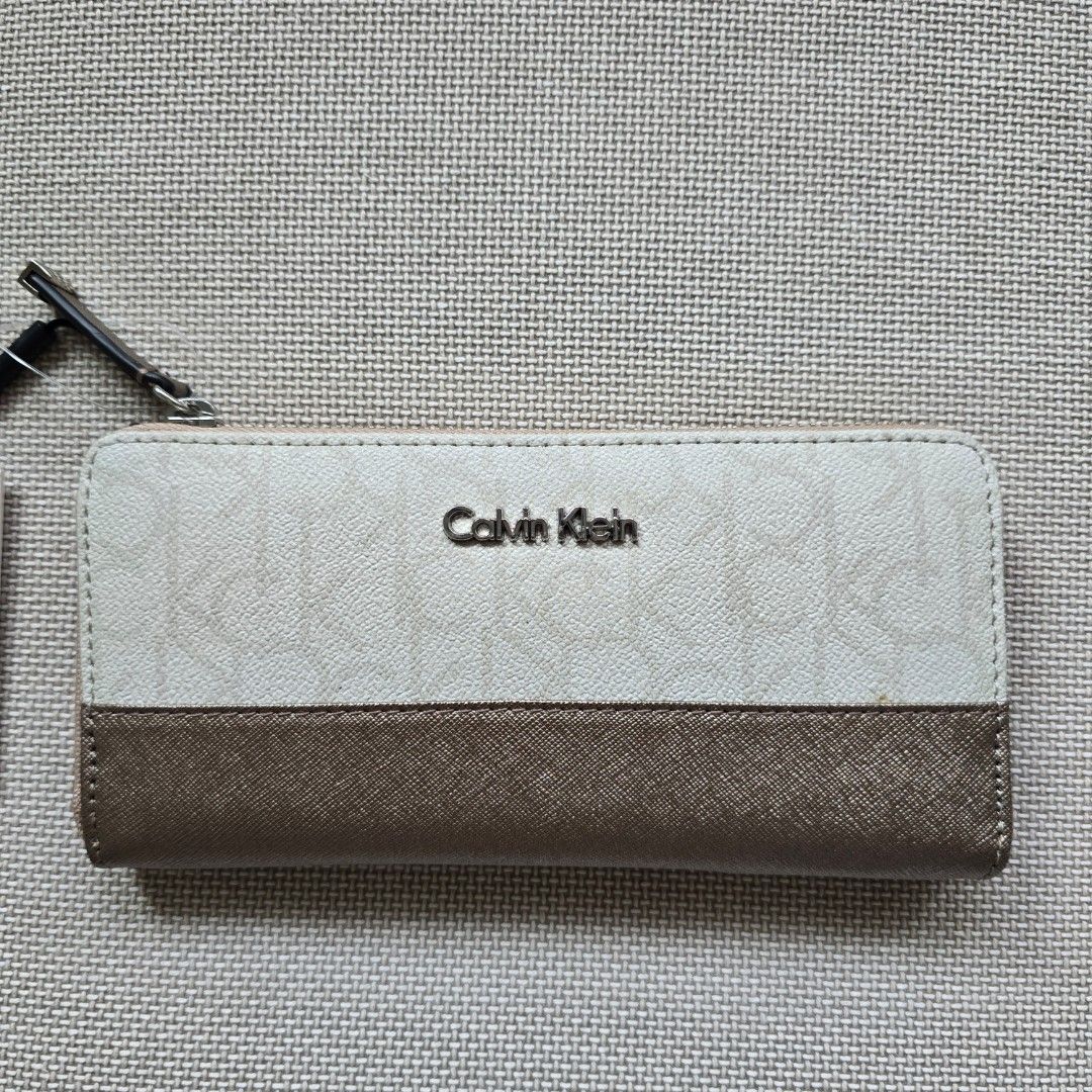 BNWT Calvin Klein Monogram Wallet (Category: Wallets & Card holders) located in Quezon City. Submitted by ahlexaa (Listing ID 1412191189, Image 1). Description: Brand: Calvin Klein Size: NA Color: Brown/Beige Usage: Brand New With Tags Flaws: None RFS: Got as a gift, not my style Original Price: 98 USD/ ~ 5500 PHP 💸 Payments via Gcash only 🚚 Shipping from QC, via Grab/Lalamove, Gogoexpress. Fee c/o buyer ❌️ No returns or exchanges. All sales ar