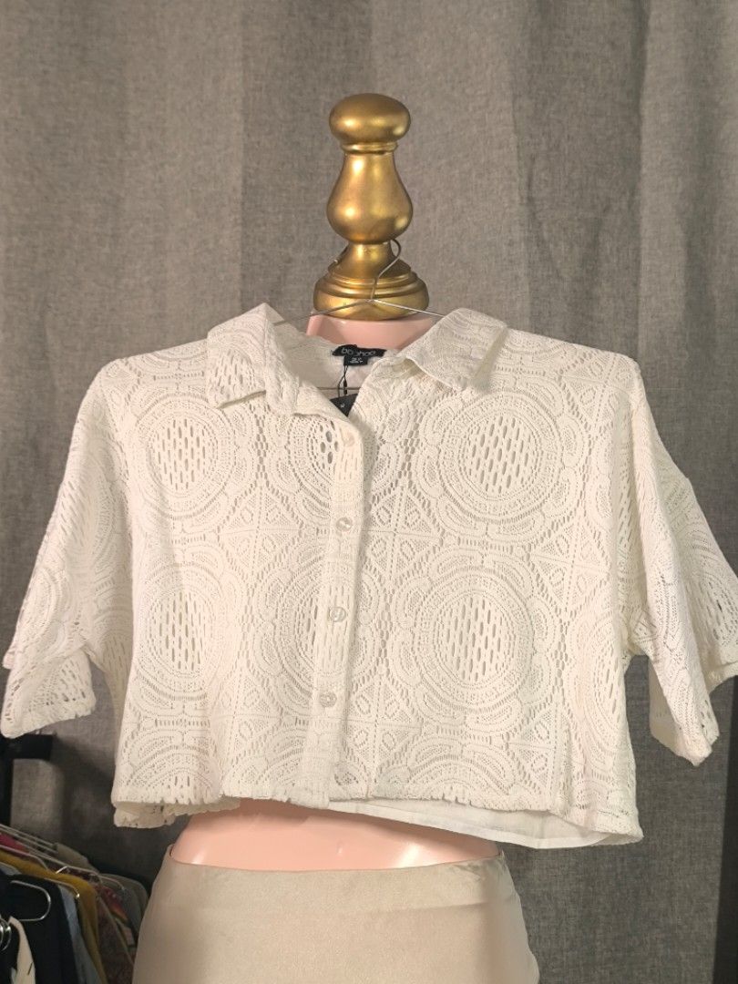 Boohoo White Lace Crop Top (Category: Others Tops) located in Marikina City. Submitted by vaughnify (Listing ID 1412302221, Image 1). Description: Boohoo white lace crop top - Collared neckline - Button-down front - Short sleeves - Unique circular lace pattern - Size: oversized to medium frame semi oversized to large frame 📍 Location: Marikina City .