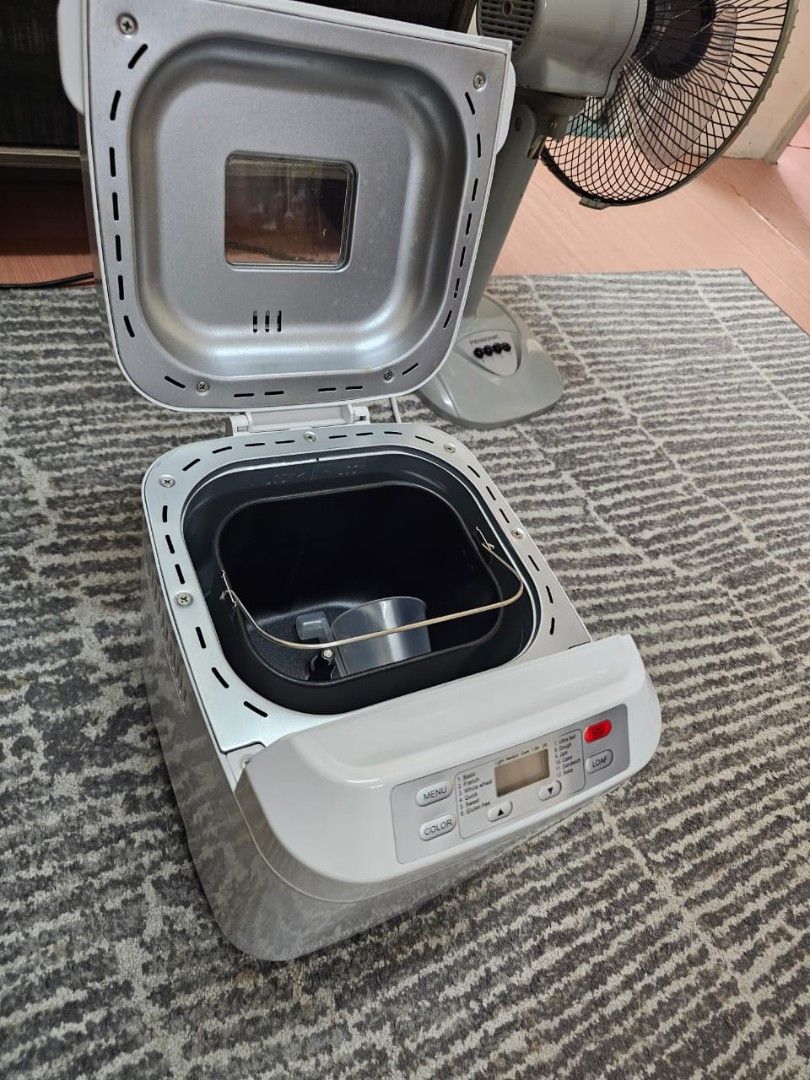 Bread maker (Category: Breadmakers) located in Subang Jaya. Submitted by fie_izz (Listing ID 1412285068, Image 3). Description: pakai berapa kali sahaja. jualan pindah rumah.