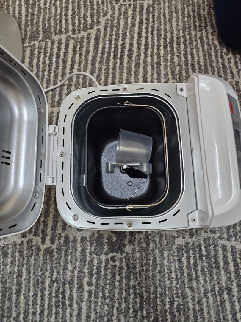 Bread maker (Category: Breadmakers) located in Subang Jaya. Submitted by fie_izz (Listing ID 1412285068, Image 2). Description: pakai berapa kali sahaja. jualan pindah rumah.