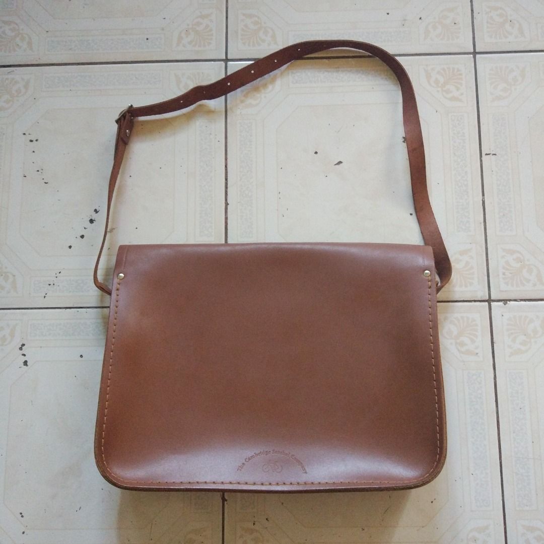 Cambridge Satchel Co. Shoulder Bag (Category: Luxury Bags & Wallets) located in Pasay City. Submitted by denimdude.ph (Listing ID 1412152108, Image 3). Description: .