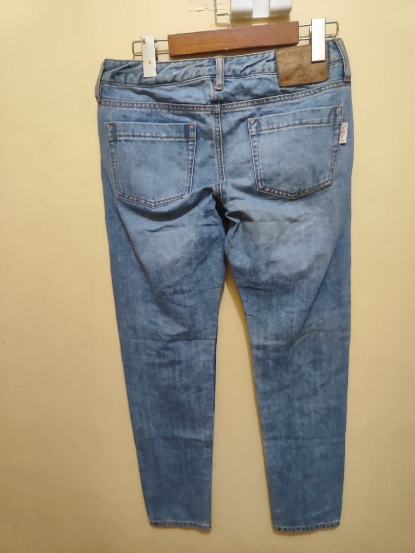 Cath Kidston Jeans (Category: Luxury Apparel) located in Paniqui. Submitted by arlenepari29210 (Listing ID 1412312608, Image 3). Description: - Cath Kidston light wash jeans - Red polka dot lining - Red stitching details - Leather patch at the back - Classic five-pocket design - Model: K-111 - Waist Size tape measure 30, Length 37 - Not stretchy - Sf c/o buyer.