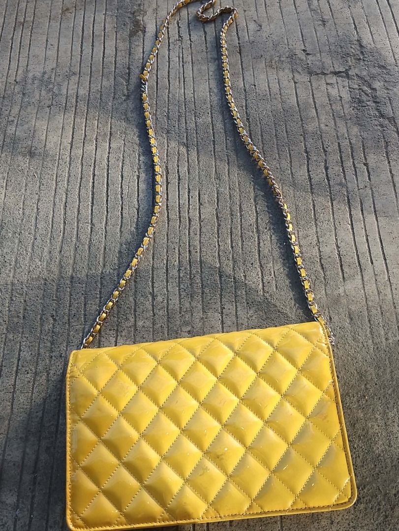 CHANEL WOC PATENT LEATHER (Category: Luxury Bags & Wallets) located in Bay. Submitted by bunyeaimeevanessa150 (Listing ID 1412169220, Image 2). Description: some wears.