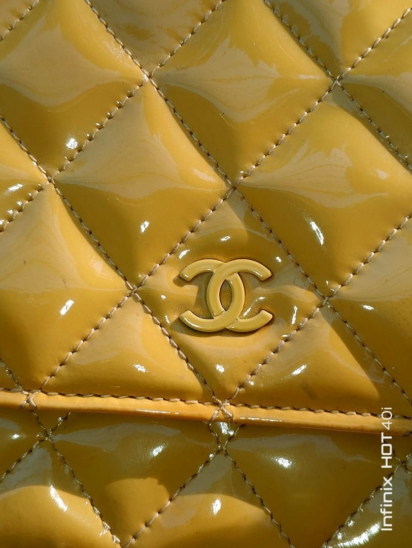 CHANEL WOC PATENT LEATHER (Category: Luxury Bags & Wallets) located in Bay. Submitted by bunyeaimeevanessa150 (Listing ID 1412169220, Image 3). Description: some wears.