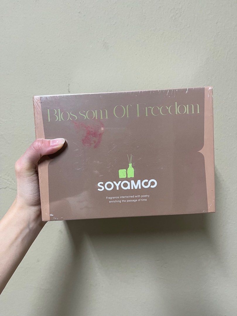 Diffuser and candle set (Category: Home Fragrance) located in Kuala Lumpur. Submitted by yixuan22 (Listing ID 1412267356, Image 1). Description: Brand new never opened, still perfectly sealed Contains candle and diffuser.